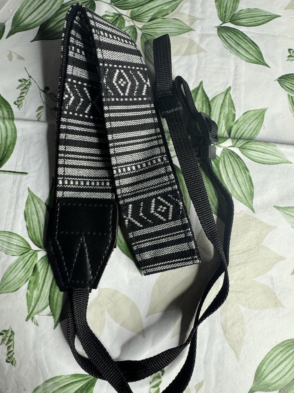 Beautiful Pattern Camera Neck Shoulder Strap **Mint Condition**